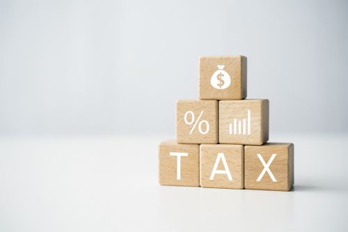 Foto: Würfel mit Aufschrift Tax